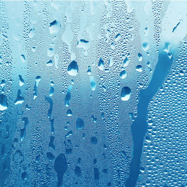 Feuchtigkeit am Fenster Wassertropfen